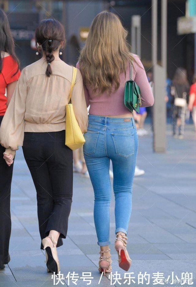 粉色宽领上衣搭配牛仔裤,青春可爱,活力满满