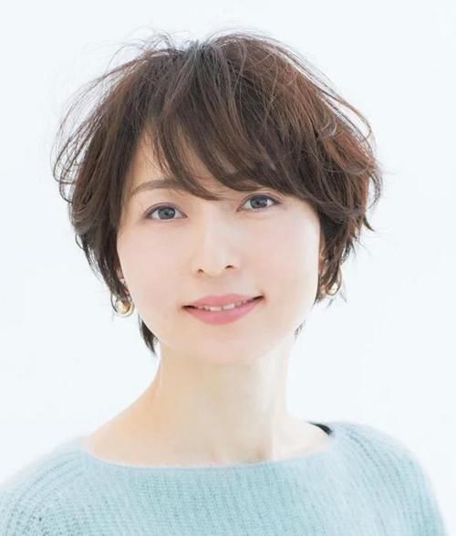 减龄|中老年女人烫发别选“小卷”,学日本妈妈,烫这些“大卷”更减龄