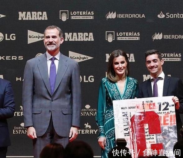 被西班牙王后美到了,穿绿色长裙亮相惊艳众人,搭黑色大衣很洋气