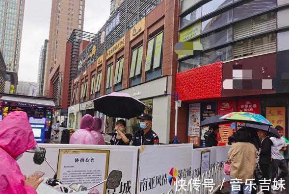 手續(xù)|明星錄制新綜藝,下雨天清街封路影響市民正常生活,多人表達不滿