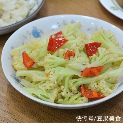 菜花|#助力高考营养餐# 高考晚餐5菜1汤真不赖，鸡腿焖饭香喷