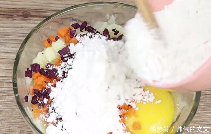 孩子爱吃的土豆紫薯糯米饼,烹饪简单,甜香营养,吃一次念念不忘