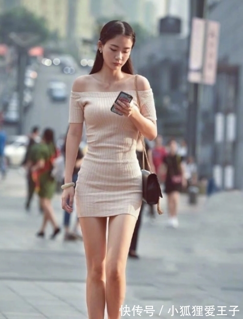 热裤|街拍美女格子衬衣搭配热裤简单又随性