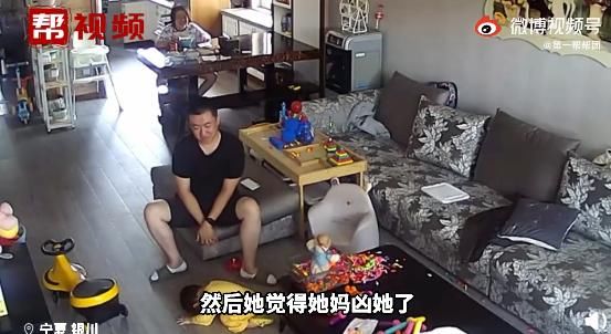 爸爸|两岁宝宝做错事被妈妈责怪，扑通下跪动作一气呵成，网友调侃：爸爸言传身教到位