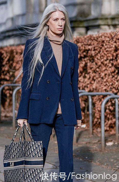 降温突袭，寒风中瑟瑟发抖？一件高领毛衣，时尚实用又百搭