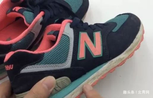 教你不用一滴水,再脏的白鞋边,两三下擦得跟新的一样,干净省力