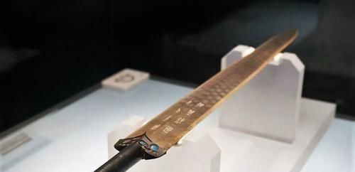 轻松|越王勾践剑到底有多神奇？出土后锋芒依旧，一剑便轻松划开26张纸