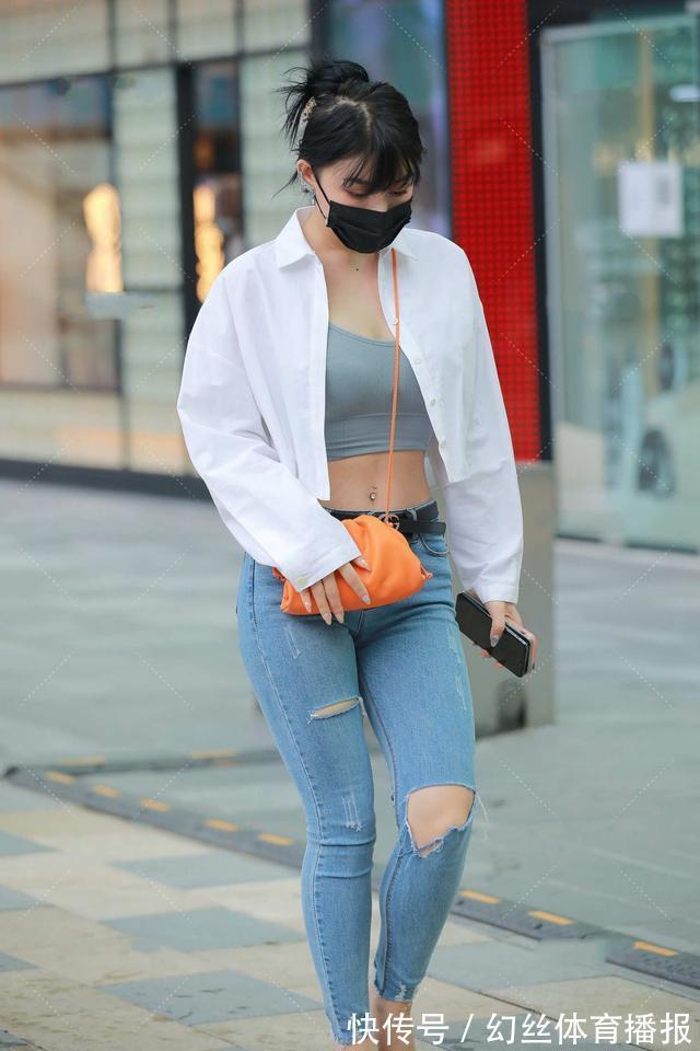 破洞 白色短款衬衣搭配蓝色破洞牛仔裤,清新时尚,还不失知性美感