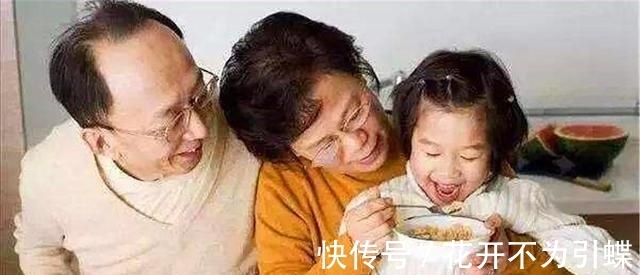 老人|"老伴快关门!"四胞胎来爷爷家蹭饭,爷爷假装关门,逗乐家人