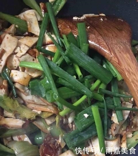 芹菜|豆干不直接炒着吃,加一把芹菜,比吃肉还香,上桌后汤汁都不剩