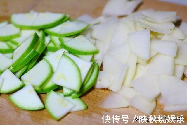 小米椒|土豆别再炒土豆丝了，这种做法才是孩子最爱的，炒一盘都不够吃