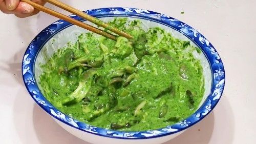 炸蘑菇时，直接挂糊是不对的，多加一步，蘑菇外酥里嫩嚼着比肉香