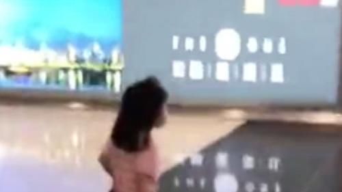 小情人|3岁女儿一下飞机就向爸爸飞奔，接下来的画面，网友直呼甜到齁