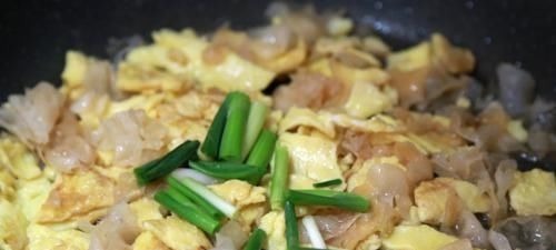 它是“穷人的阿胶”，隔天吃一次，补血养颜，淡化色斑，更显年轻