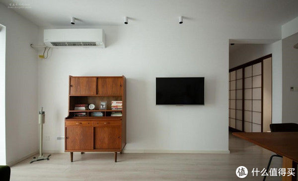 客厅|80后太太的“穷装”新居火了,大白墙不吊顶,却被评为最美盐系家