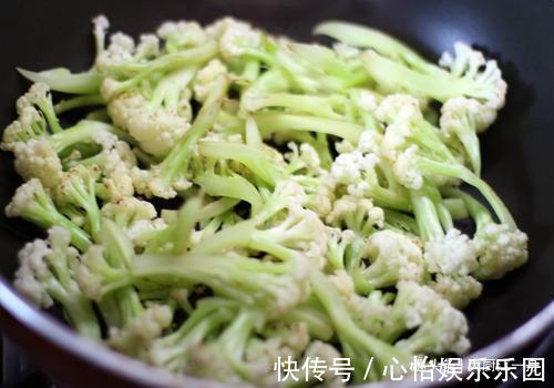 炒花菜时,只用盐水洗等于吃虫卵,大厨教你1招,虫卵自动跑光