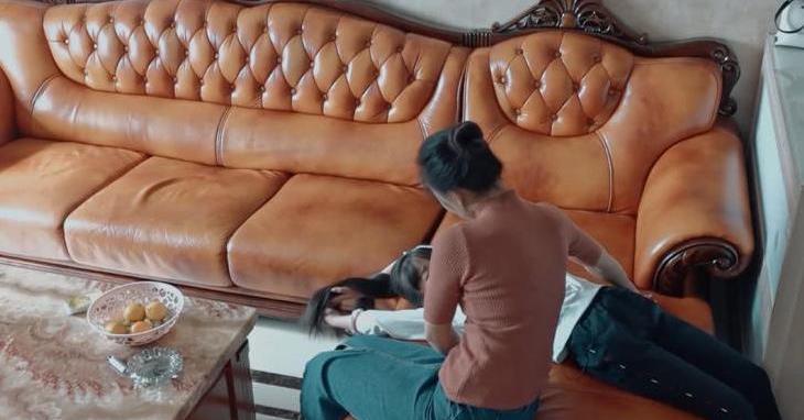 檔綜藝節目|《變形計》農村女孩躺沙發，闊太動作引爭議，關系真假一目了然