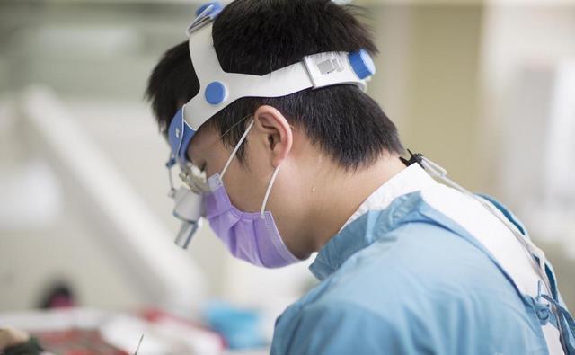 电动牙刷|美国牙医建议七岁之前不要自己刷牙?很多中国父母教育错了