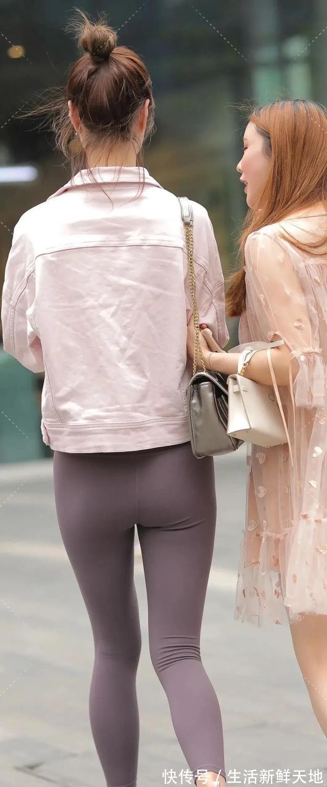 时尚美 打底裤的穿搭展现恰到好处的时尚美,格外讨人喜爱!