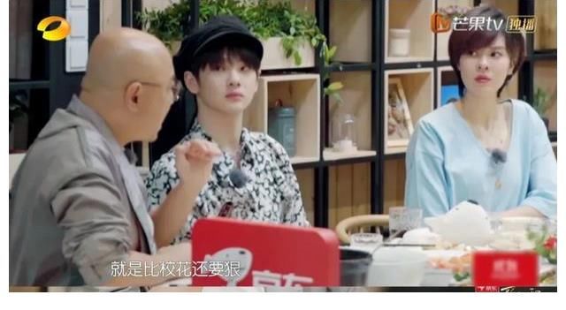 章娘娘|当年蹲在张国立脚边说话，宁静表情谄媚，一旁的章子怡满脸不屑？