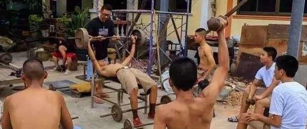 健身|74岁大爷坚持健身40年, 练就一身强壮肌肉, 开班教学只收1块钱