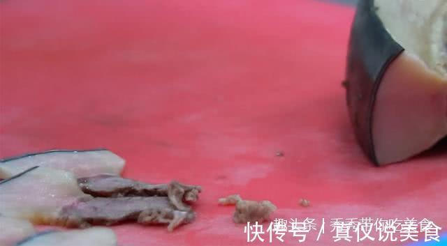 在韩国吃“黑皮猪肉”，吃后，才清楚为什么韩国的猪肉贵