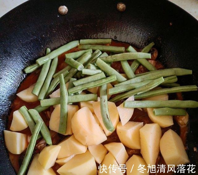 美食天下|土豆烧排骨，土豆粉糯，排骨入味，好吃下饭！