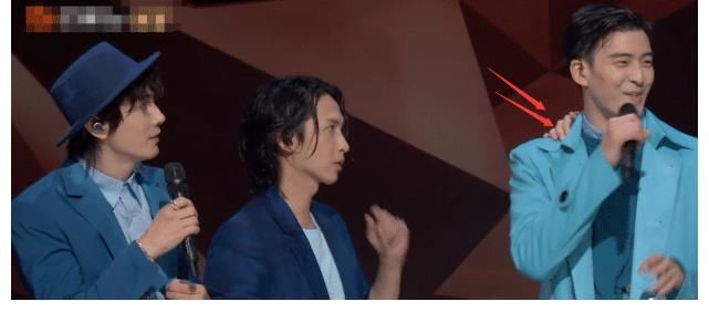 伴奏者|《哥哥》最新一期舞臺播出，霍尊被模糊處理，全程只有1只手出鏡