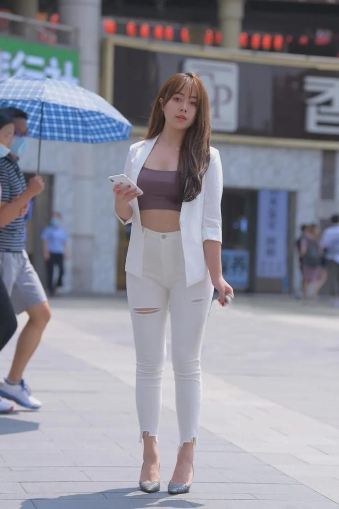 搭配|早秋微凉,有层次感的小西装搭配牛仔裤,是一件小众但超迷人的单品