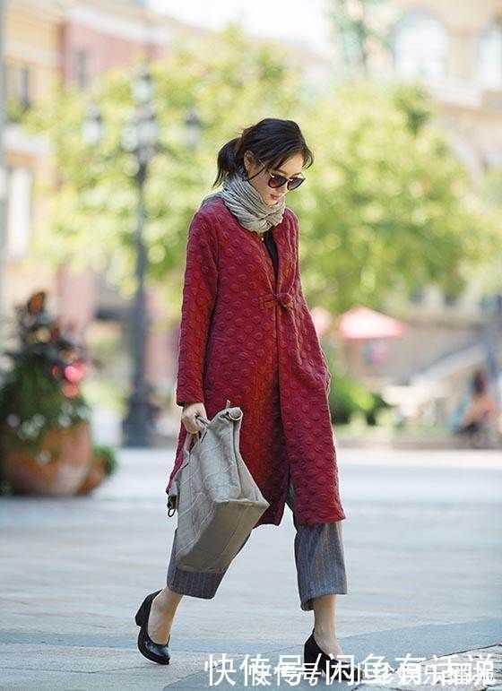 四五十岁女人,秋冬大衣别选这几种“姨妈色”,显俗气还掉档次