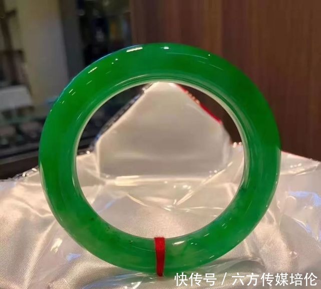 到底|挑翡翠,到底是越透越好,还是越绿越好?