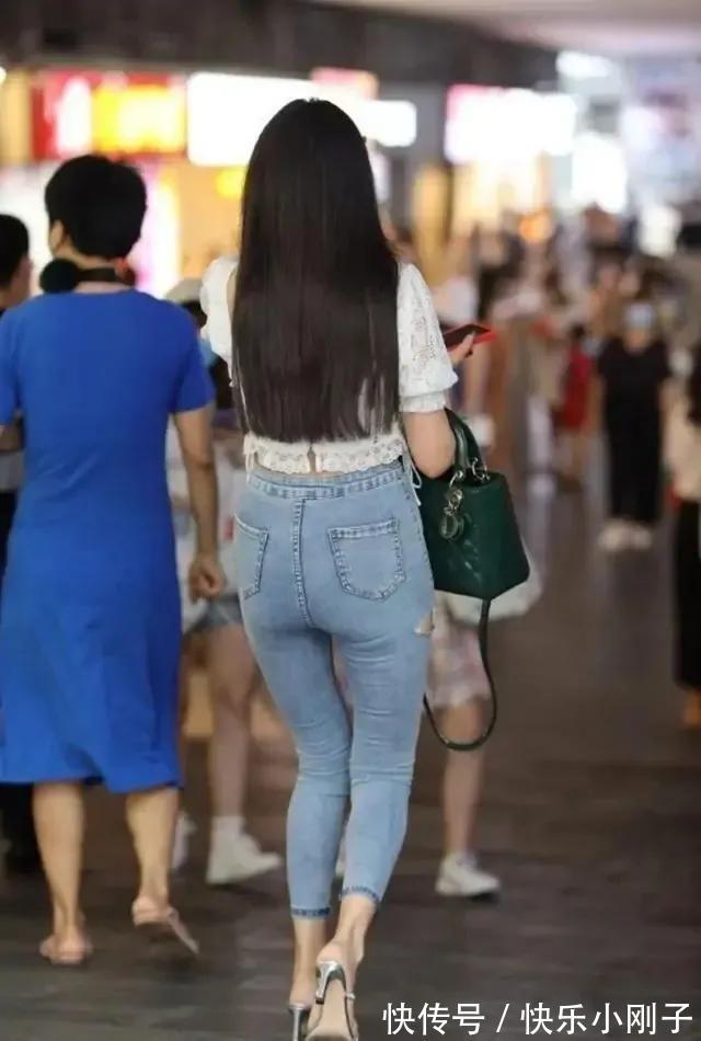 双腿 牛仔裤搭配展现青春模样,很有修身的效果,提升气质