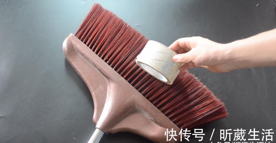 把胶带粘在扫把上, 放在家里有大用处, 解决了家家户户的一大难题