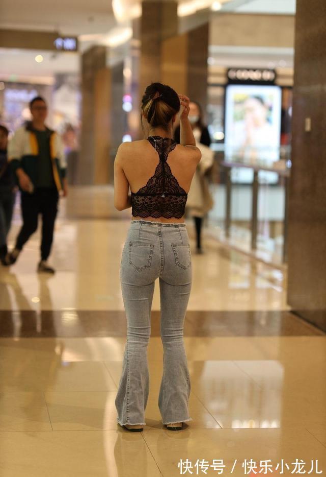 美女 柳腰花态的瑜伽裤美女,选择好看的裙子,走在街头