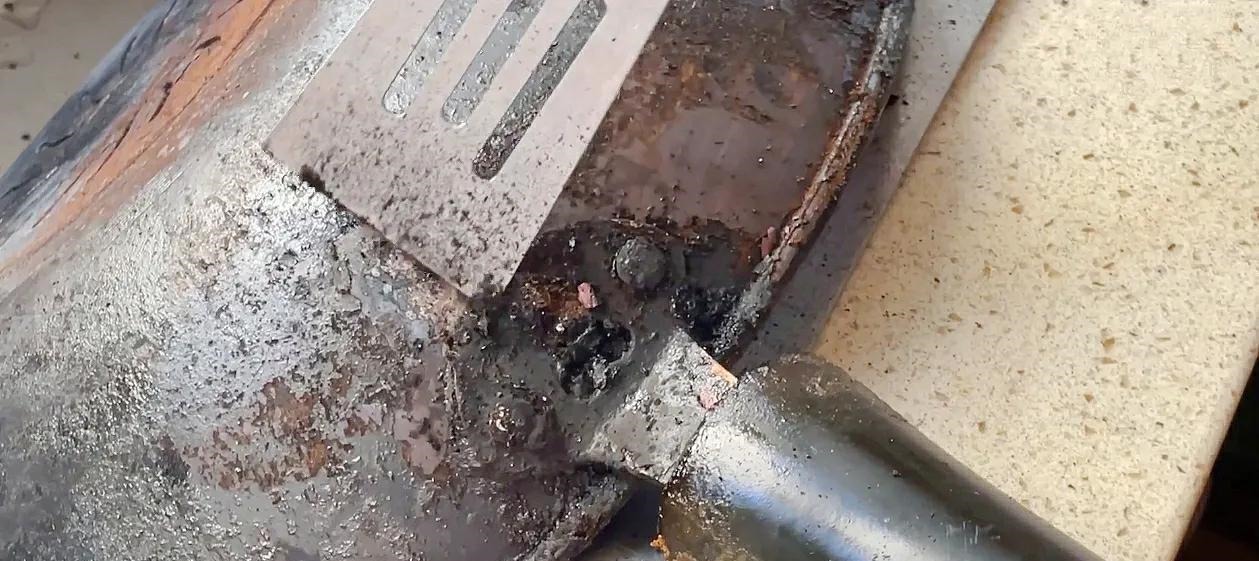 铁锅，锅底黑垢油污多怎么去除？教你一招，铁锅立马变新锅