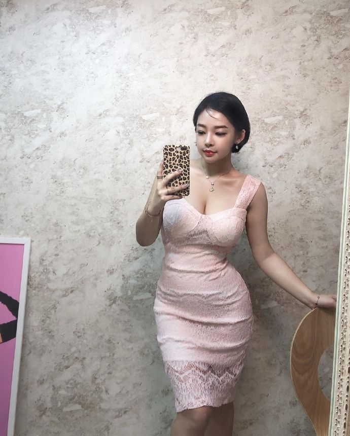 身材 微胖的女人最性感,小姐姐镂空裙秀凹凸身材