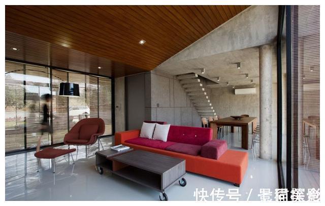 房屋|用5毛钱水泥板自建别墅，十几万的花费，步入室内就被迷住了！