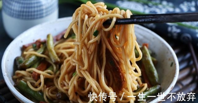 好吃|北方焖面最好吃的做法，不加一滴水，鲜香入味，一锅吃了个精光！