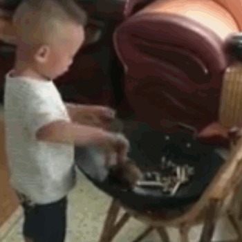 |搞笑GIF:小姐姐真是个狠人 下次过来记得带个铁盆