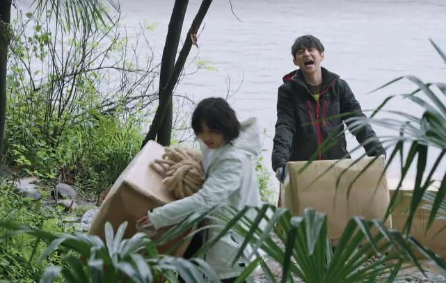 輕活|張子楓幫何炅搬行李, 腳上的鞋子成焦點(diǎn), 是不是來(lái)干活的一目了然