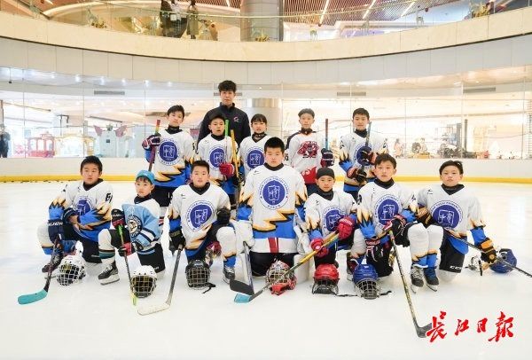 育才小学|期待走上世界赛场为国争光，“花滑小丫”“冰球小将”在这所南方小学蓬勃生长