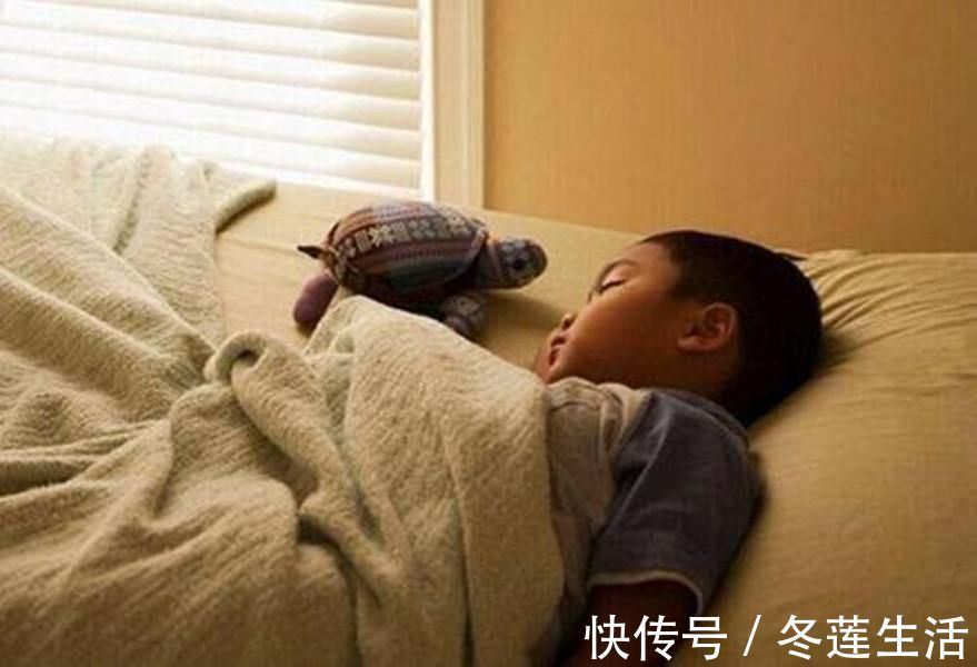 睡眠质量|爸妈恩爱相拥而眠,独留俩娃抱团取暖,生动诠释:孩子只是意外