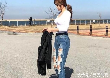  魅力十足|魅力十足的牛仔裤小姐姐突显腿部迷人轮廓，尽显美轮美奂的气质！