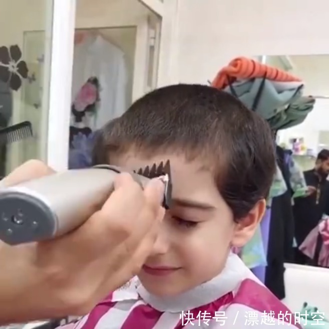 理发|男童去理发,被剪成了“迷你谢广坤”,看完自己的形象男童都笑了