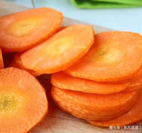 小人参|吃胡萝卜后要留意，不要与三物搭配，不然吃出一身病，告诉家人