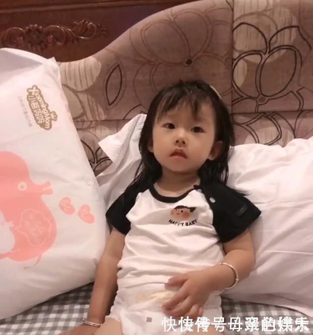 孩子|女儿第一次住酒店,“拘谨”表现笑翻妈妈,网友可爱的过分