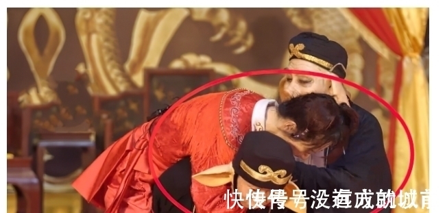 楊紫|楊迪模仿豬八戒背媳婦,楊紫仗義配合,手放的位置是女友專屬