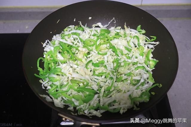 保鲜袋|夏天犯懒不爱做饭，10分钟搞定1锅鸡蛋青椒炒面，全家如狼似虎