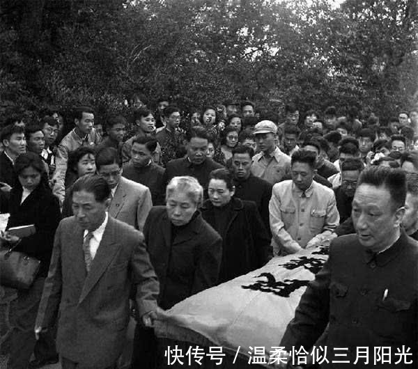 逝世$鲁迅骂人几十年,却从未骂过蒋介石,鲁迅逝世后蒋介石送其6个字!