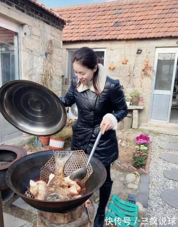 乒坛|感动！王楠带娃回农村老家，儿女偶遇国旗连忙敬礼，强烈爱国之情
